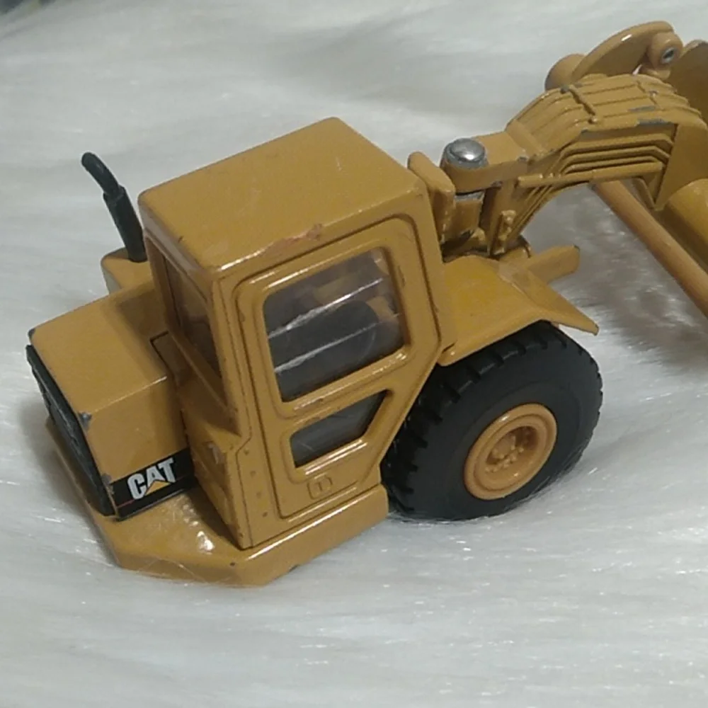 (X-96) CAT Caterpillar 611 Die Cast Scraper & Hard Plastic Crane 02 Bundle